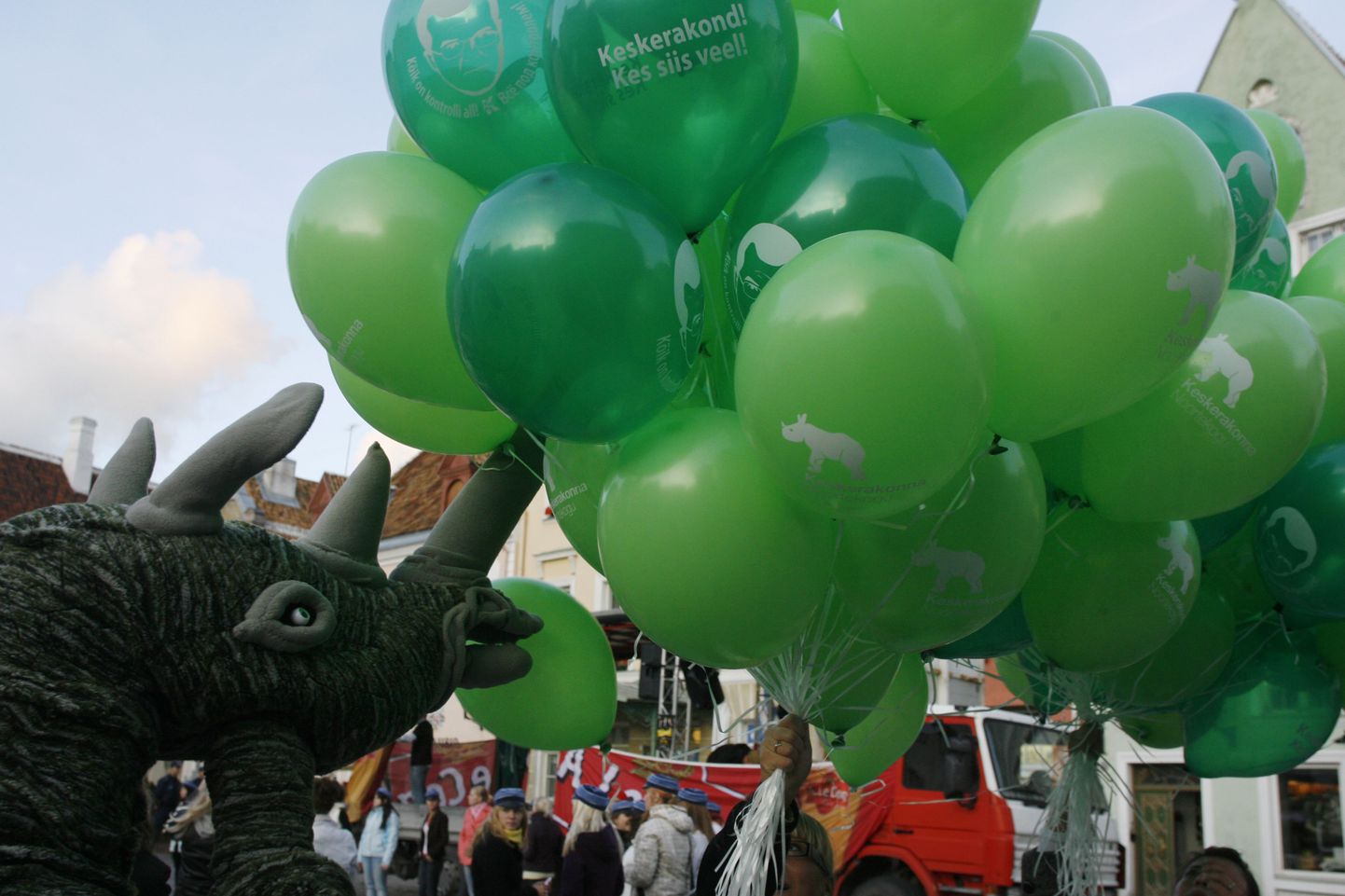 Воздушные шарики с рекламой центристов.