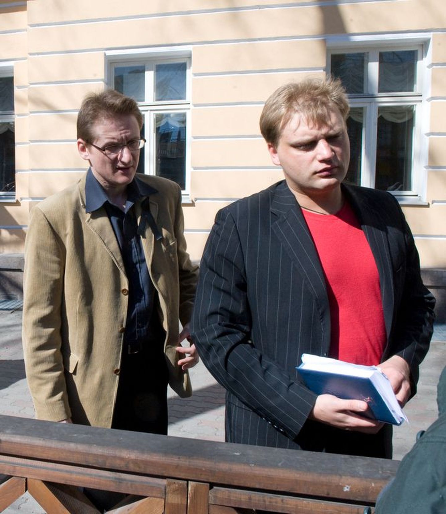 На снимке Линтер (справа) в те времена, когда он вел активную общественную жизнь в Эстонии. Сейчас большую часть времени Линтер проводит в Москве.