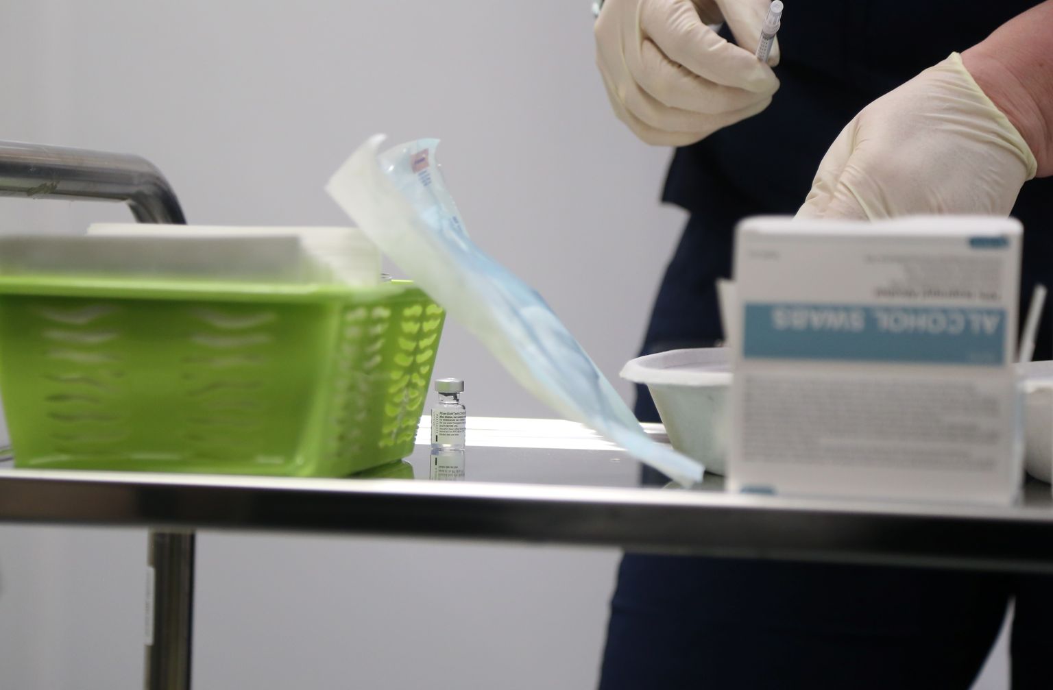 Rīgas Austrumu klīniskās universitātes slimnīcas stacionārā "Gaiļezers" tiek uzsākta farmācijas uzņēmumu "Pfizer" un "BioNTech" ražotās vakcīnas pret Covid-19 injicēšana.