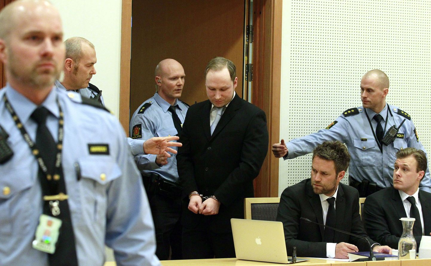 Anders Behring Breivik siseneb kohtusaali. Foto on tehtud 6. veebruaril.
