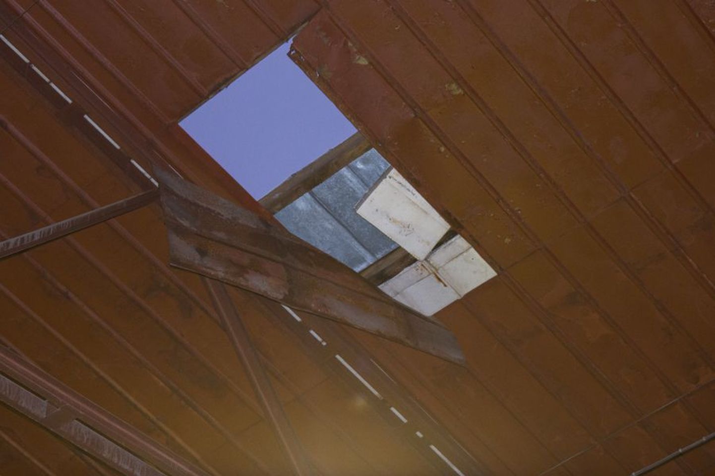 Angaari katust katnud plekk andis järele ning töömees kukkus kõrgelt betoonist põrandale.