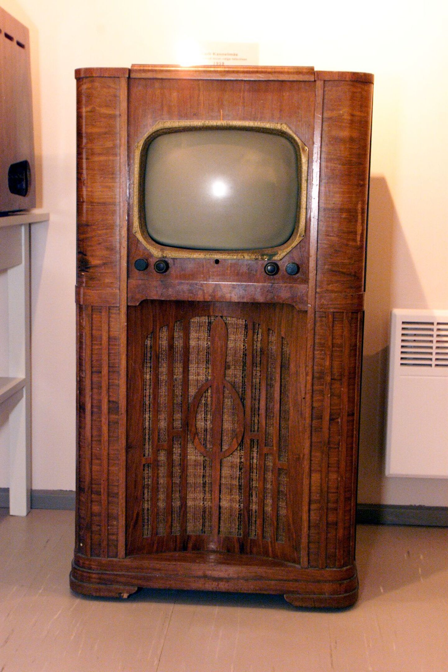 See vana televiisor asub Türil Eesti Ringhäälingumuuseumis.