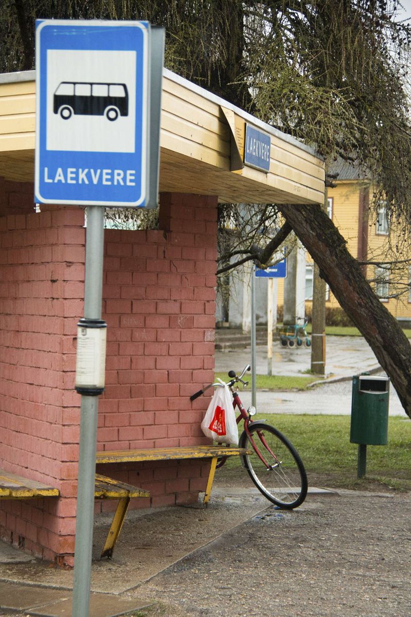 Laekvere bussijaamas ei peatu just palju busse, nüüd võib käigust ära jääda ka ainuke kaugliin, millega rahvas ümber istumata Tartusse pääseb.