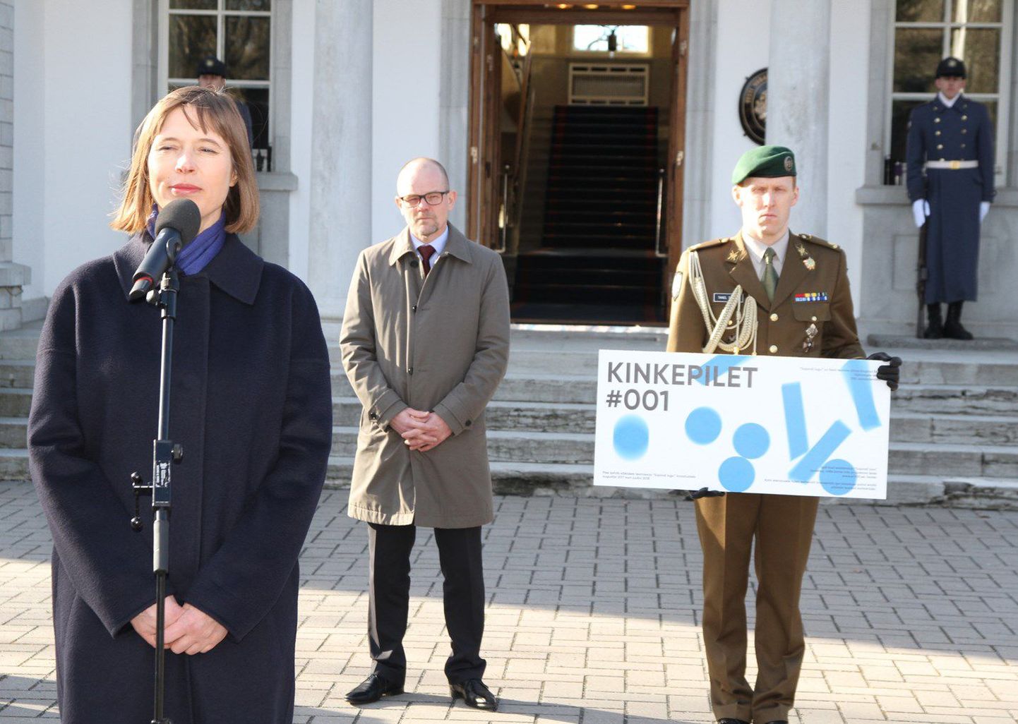 President Kersti Kaljulaidile anti üle teatrisarja "Sajandi lugu" kinkepilet number 001.