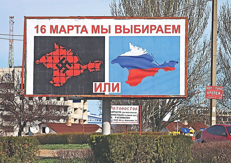 «Krimmi referendumi» eel üles riputatud plakatitel kuulutati, et valida tuleb natside või Venemaa vahel. Foto: Scanpix