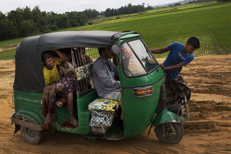 Rohingja perekond ruttab Bangladeshi haiglasse. Ilmselt sattusid nad maamiini otsa.   Foto: Bernat Armangue/AP/Scanpix