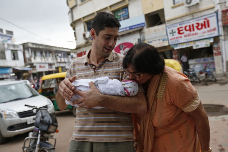 Indialannast surrogaatema abil lapse saanud Daniele ja lapse ilmale toonud naise ema. Foto: Reuters/Scanpix