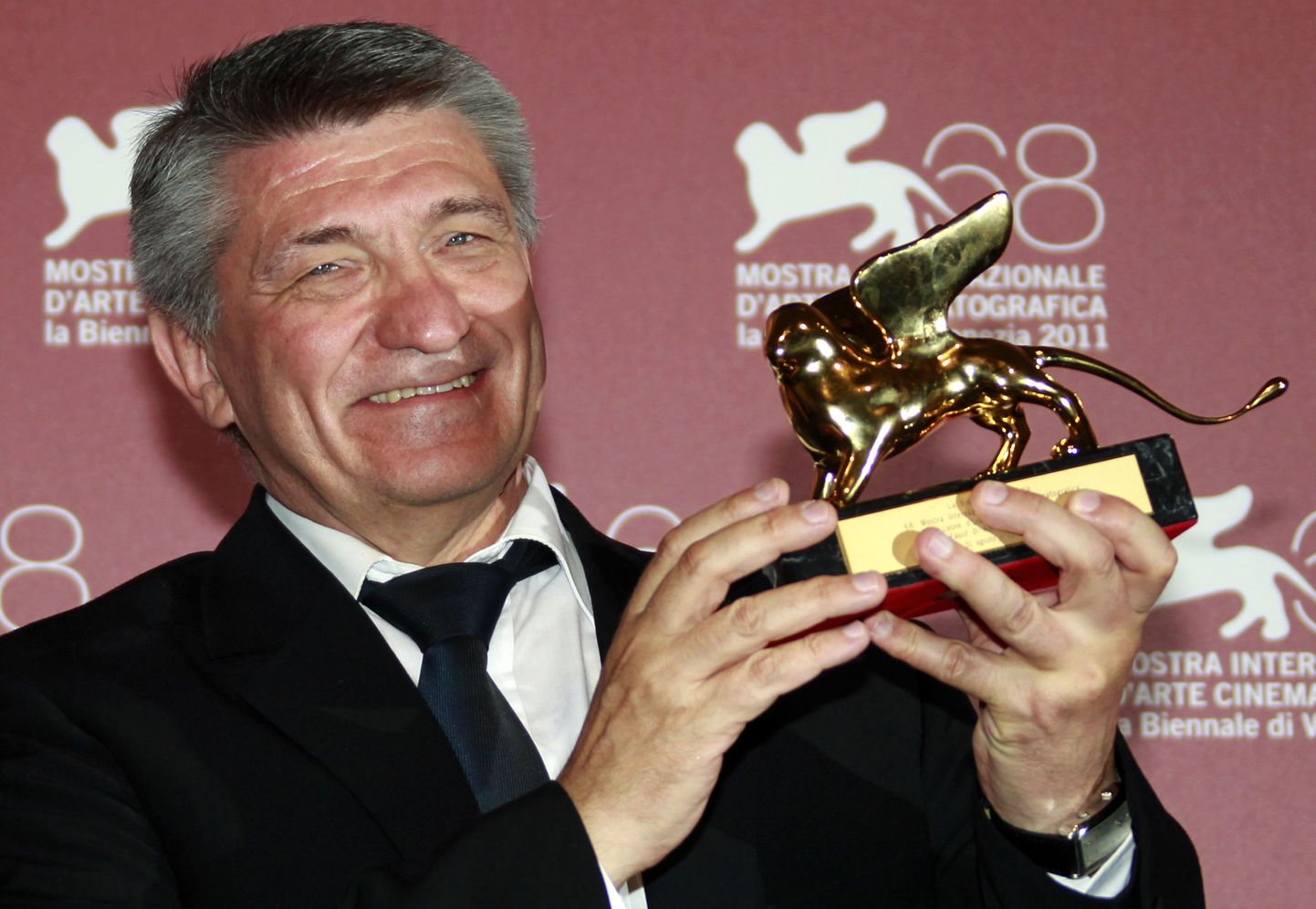Aleksandr Sokurov 2011. aasta Veneetsia filmifestivali Kuldlõviga, mille ta võitis filmi «Faust» eest.