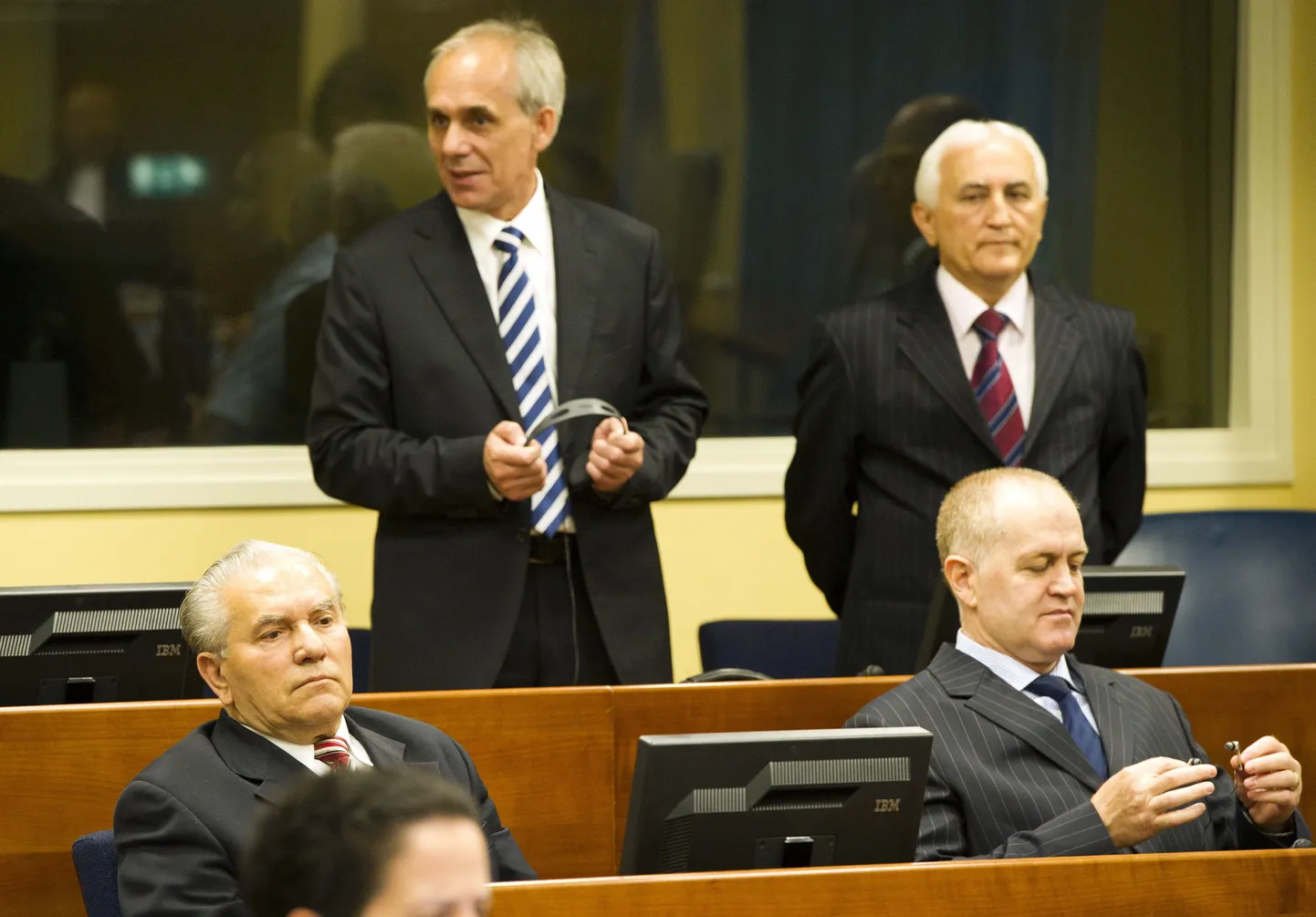 Радивое Милетич (справа) в суде.