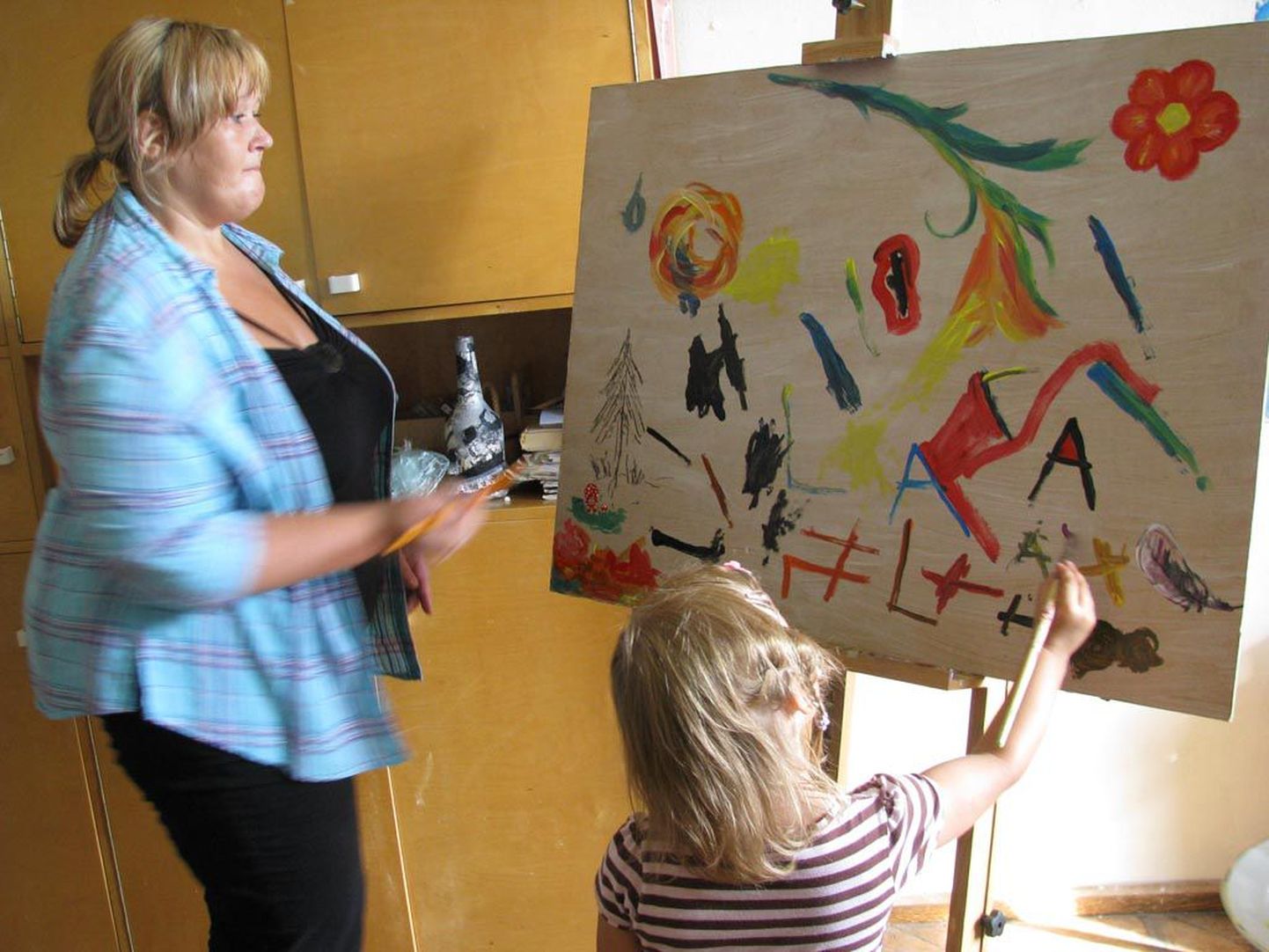 Pärnu Kunstnike maja ateljeedes sai joonistada mitmeid ühispilte: parajasti on selline teoksil Kadri Rebase ateljees.