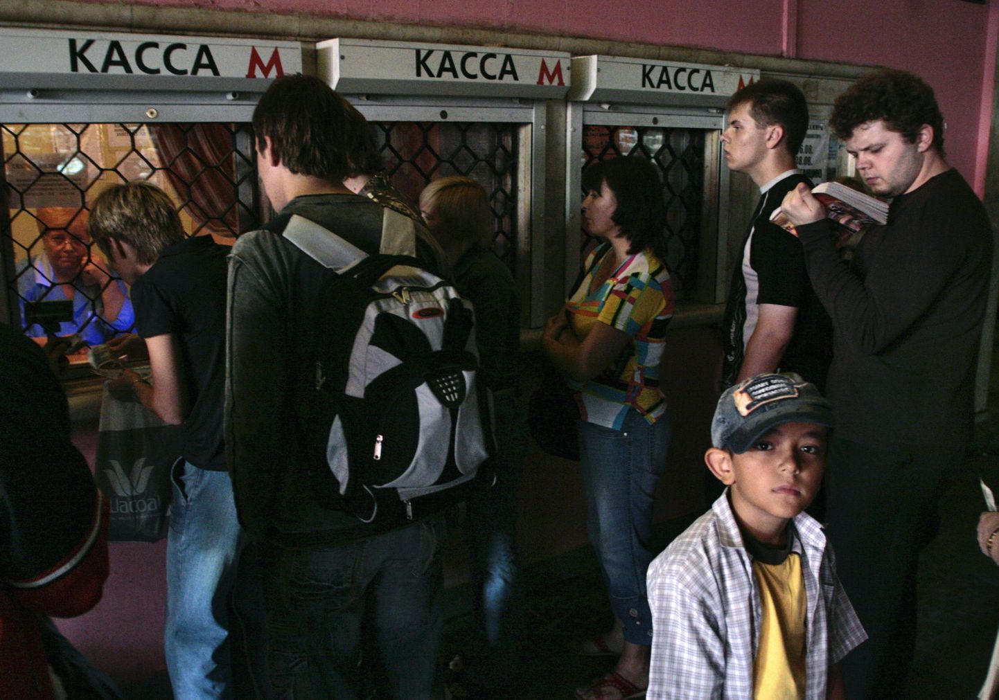Reisijad seisavad piletijärjekorras Moskva metroos 23. juulil 2008.