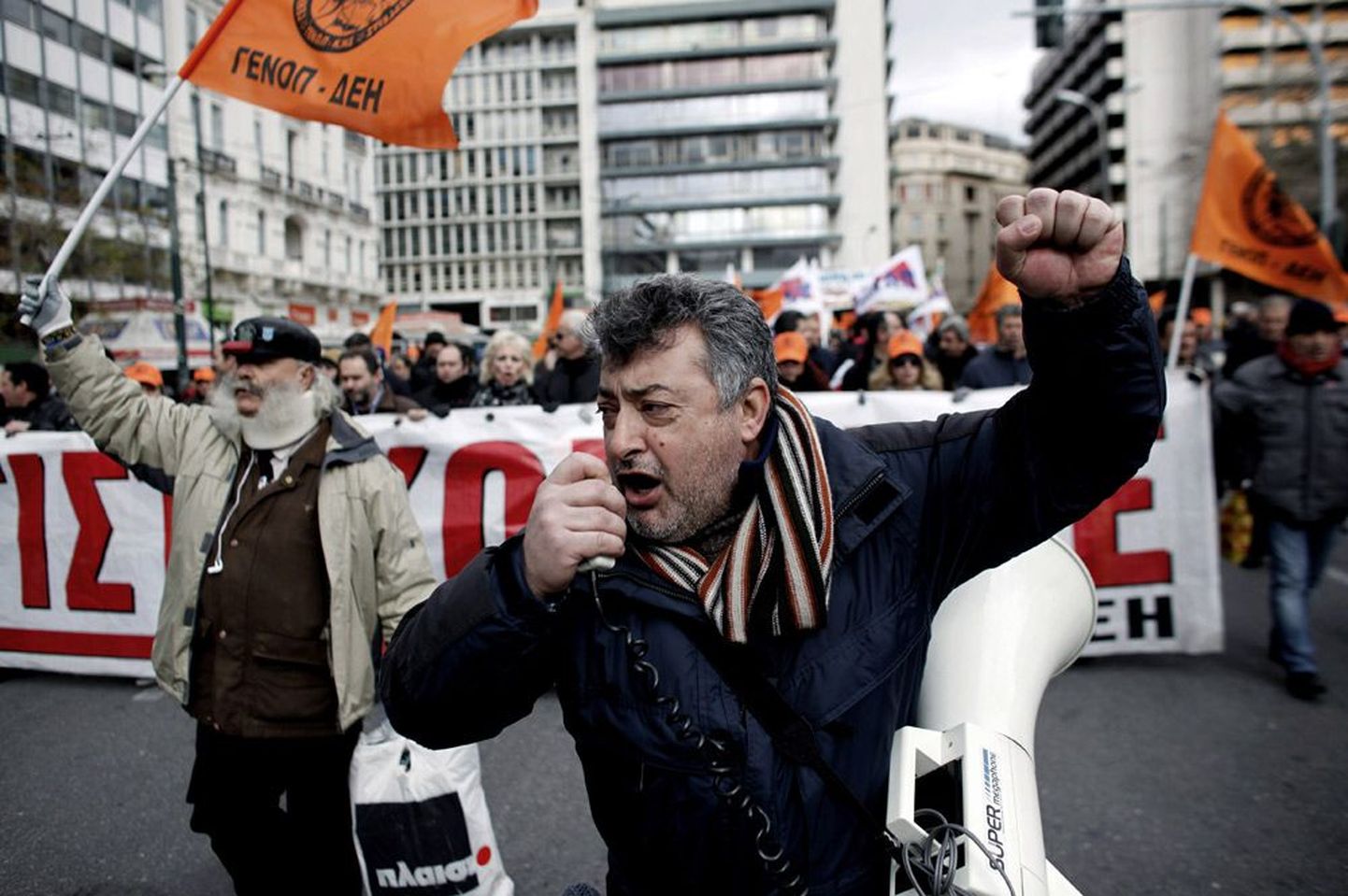 Sellal kui Kreeka juhid jõudsid kärbetes kokkuleppele, kuulutasid riigi suuremad ametiühingud taas välja 48-tunnise üldstreigi.