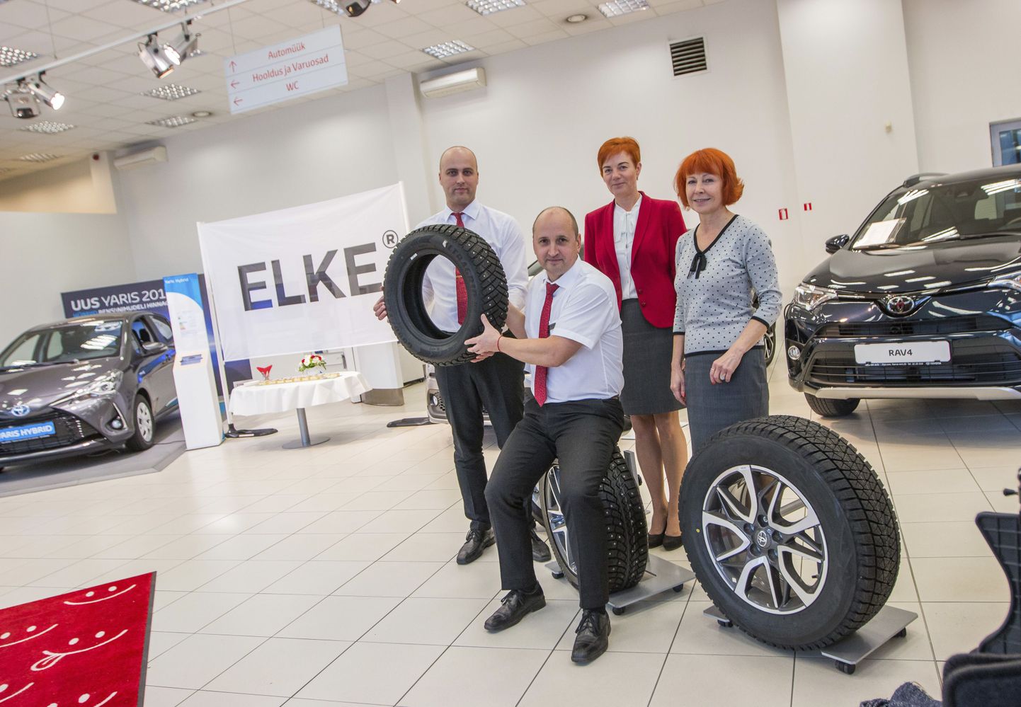 Elke Rakvere esinduses tervitasid eile kliente teiste hulgas ettevõtte töötajad Meelis Kaasik (ees), Lehar Laks (vasakult), Hille Ross ning Marge Tekkel.