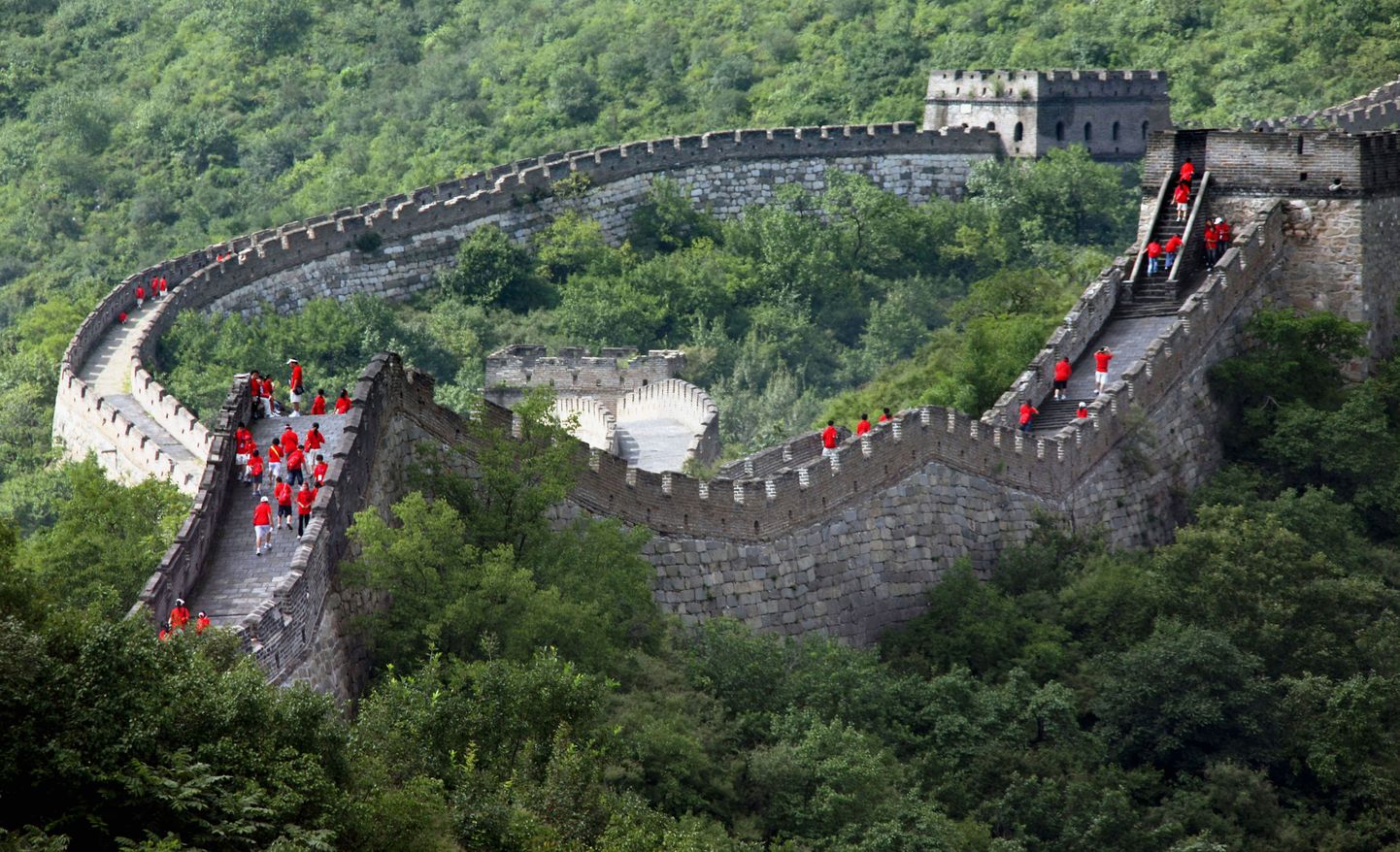 Hiina õpilased külastamas Suure Hiina müüri osa Pekingi läheduses.