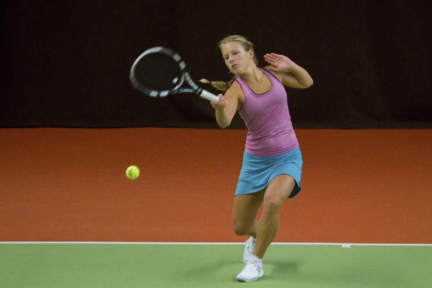 Viljandi tenniseklubi kasvandikest oli Eesti noorte karikavõistlustel edukaim Saara Orav, kes 16-aastaste turniiril võitis nii üksik- kui paarismängu.