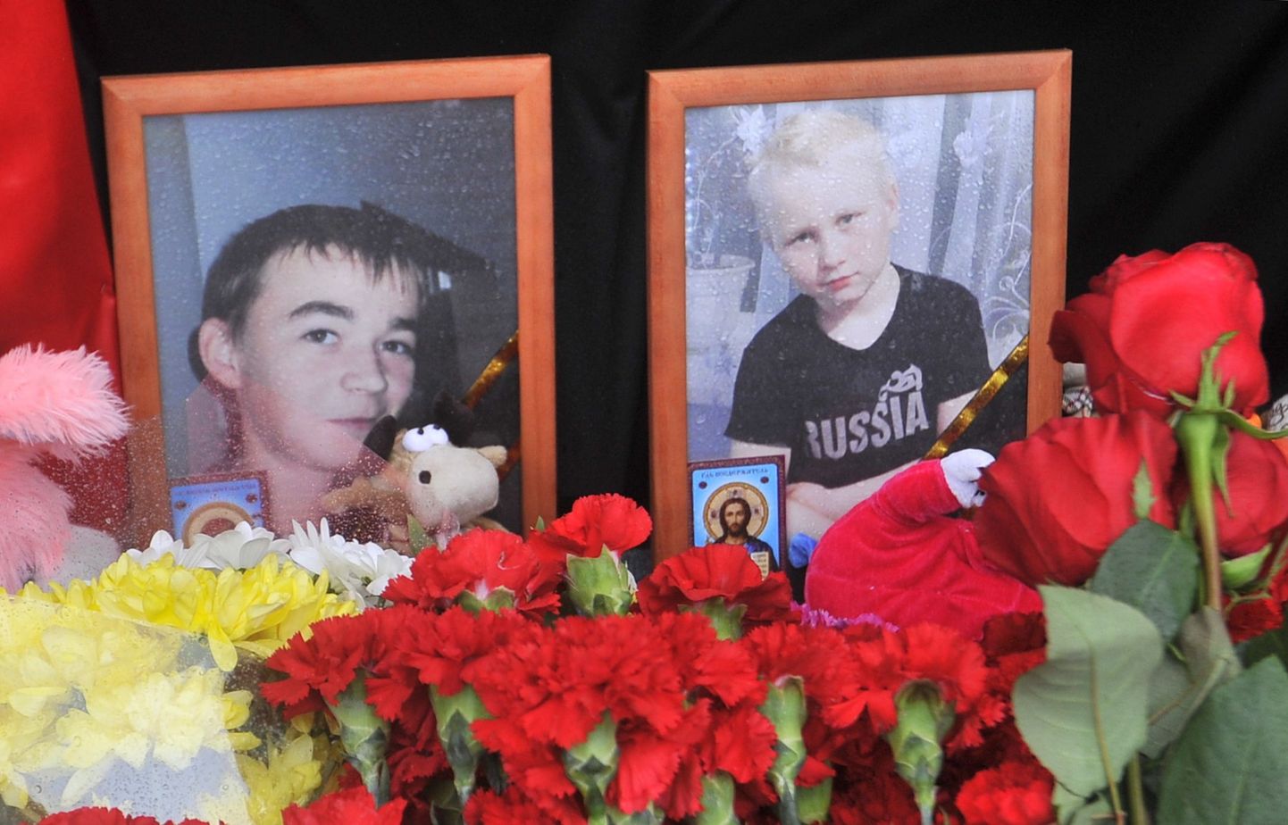 Lilled ja ohvrite pildid Volgogradi pearaudteejaamas, kus terrorist end 29. detsembril õhkis.