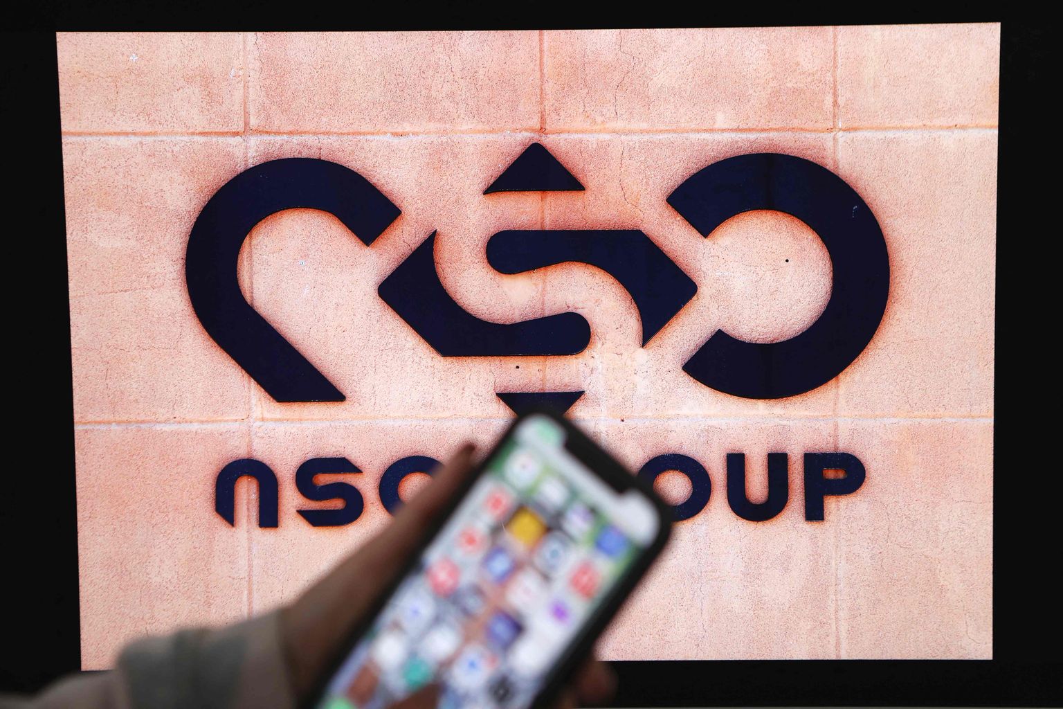 Iisraeli firma NSO logo ja nutitelefon. Foto on illustratiivne.