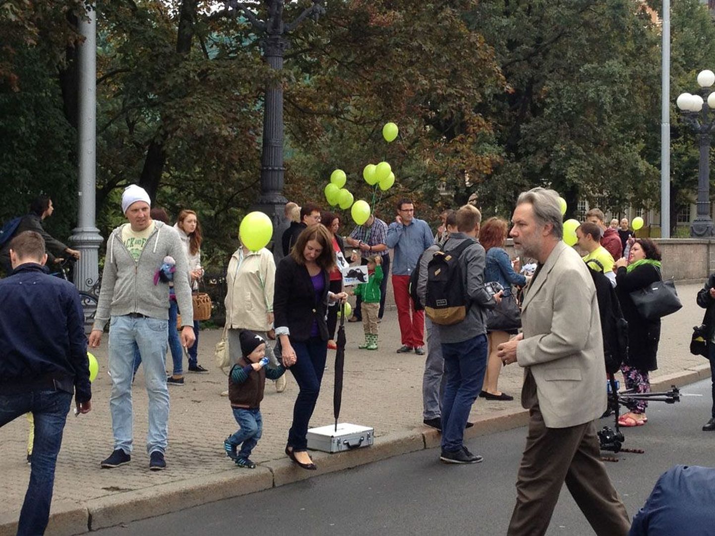Lätis juba mitu aastat võimul oleva Ühtsuse kampaania Riias, kus jagati erakonna tunnusvärvi neoonrohelisi õhupalle.