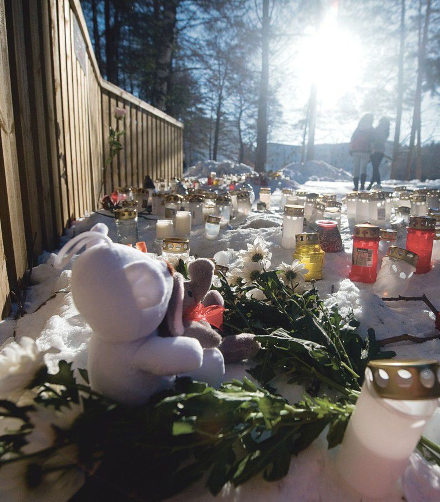 К ограде детского дома в Хаапсалу в память о погибших при пожаре   детях люди весь день несли свечи, цветы и мягкие игрушки.