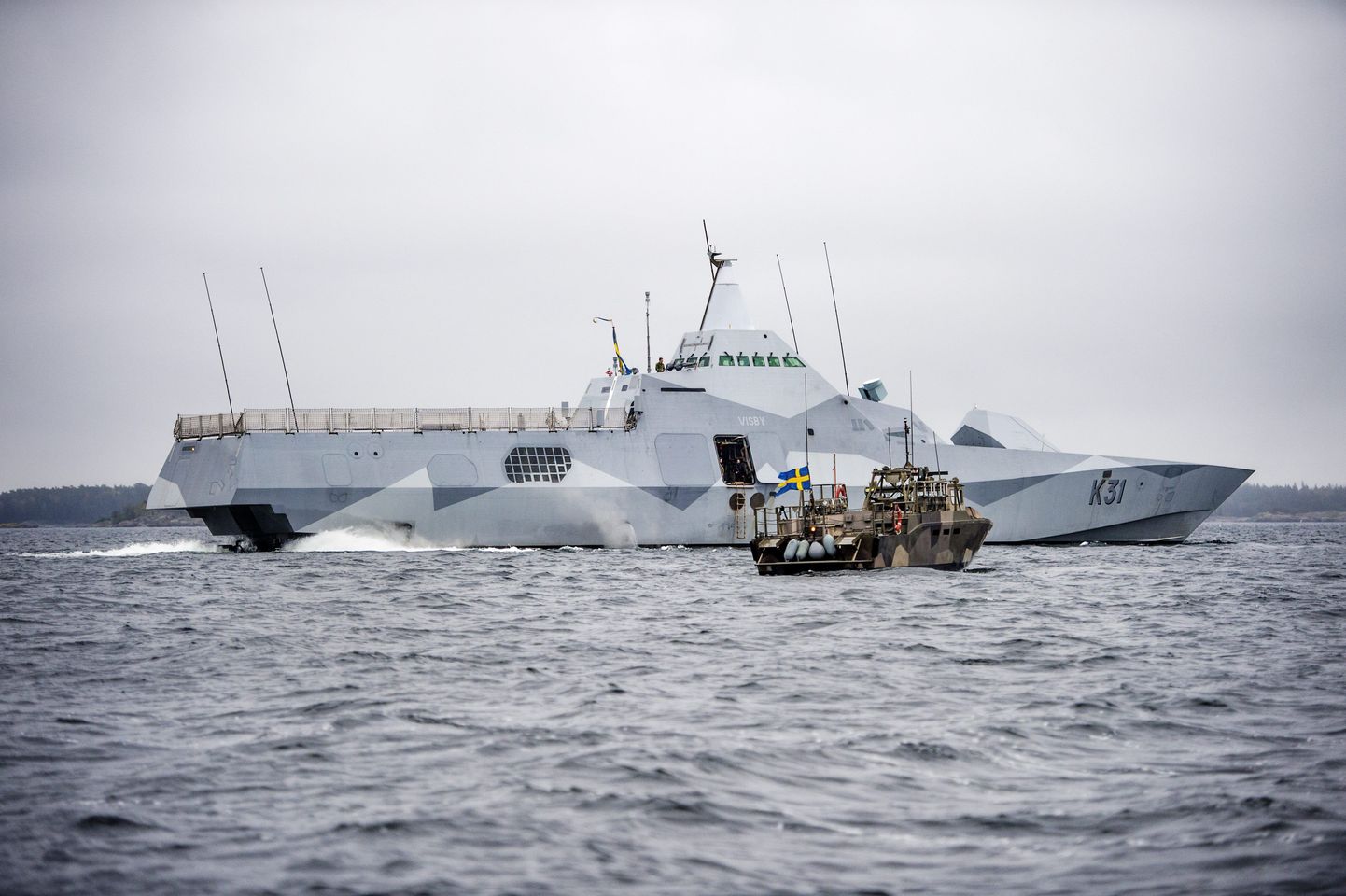 Stockholmi saarestikus mullu oktoobris toimunud suuroperatsioonist võttis osa ka mereväe korvett HMS Visby (tagaplaanil).