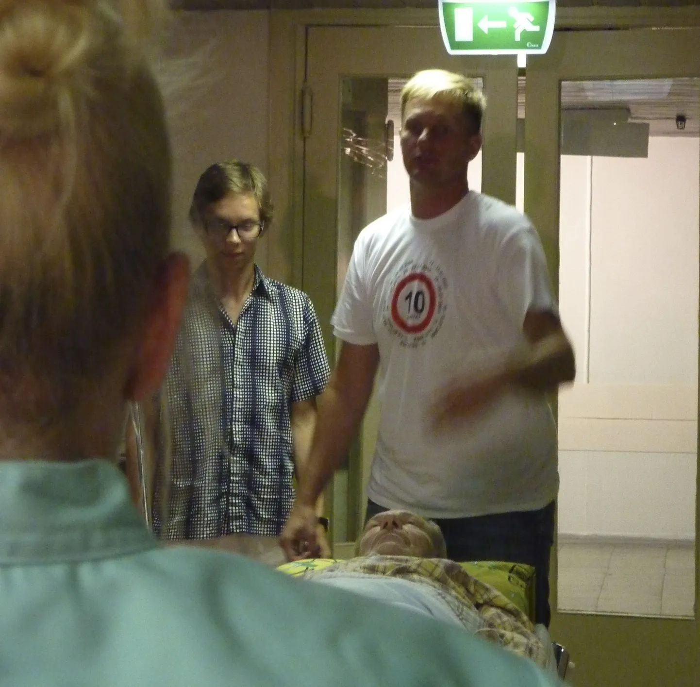 Ühe võttepaigana kasutas filmigrupp Rakvere haiglat, kus võeti üles novell “Normaalsed inimesed”. Jaanus Lekk (paremal) arutab näitlejatega, kuidas lugu filmis näidata.