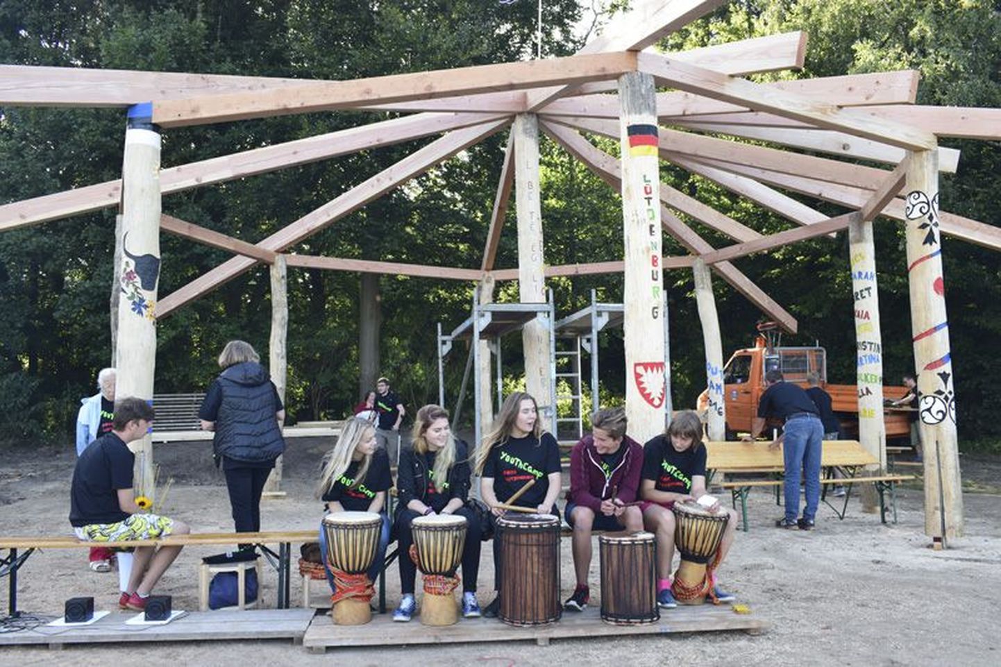 Paviljoni avamise üritusel mängisid Alice Siil (vasakul), Kaia Preiss, Anna-Bret Vehik, Ivar Palk ja Kristin Siil kohalikust noortekeskusest laenatud džembedel ja trummidel. Taustal noorte loodud Euroopa paviljon.