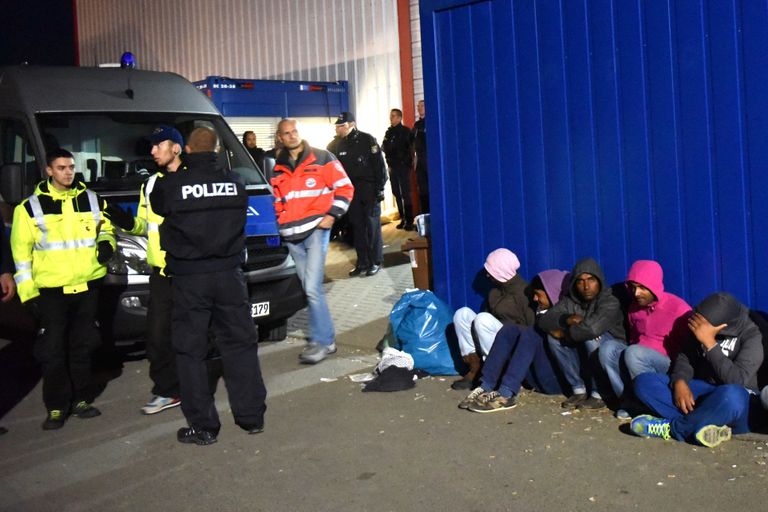 Saksa politseinikud ja migrandid pärast kokkupõrkeid Caldeni keskuses. Foto: AFP/SCANPIX
