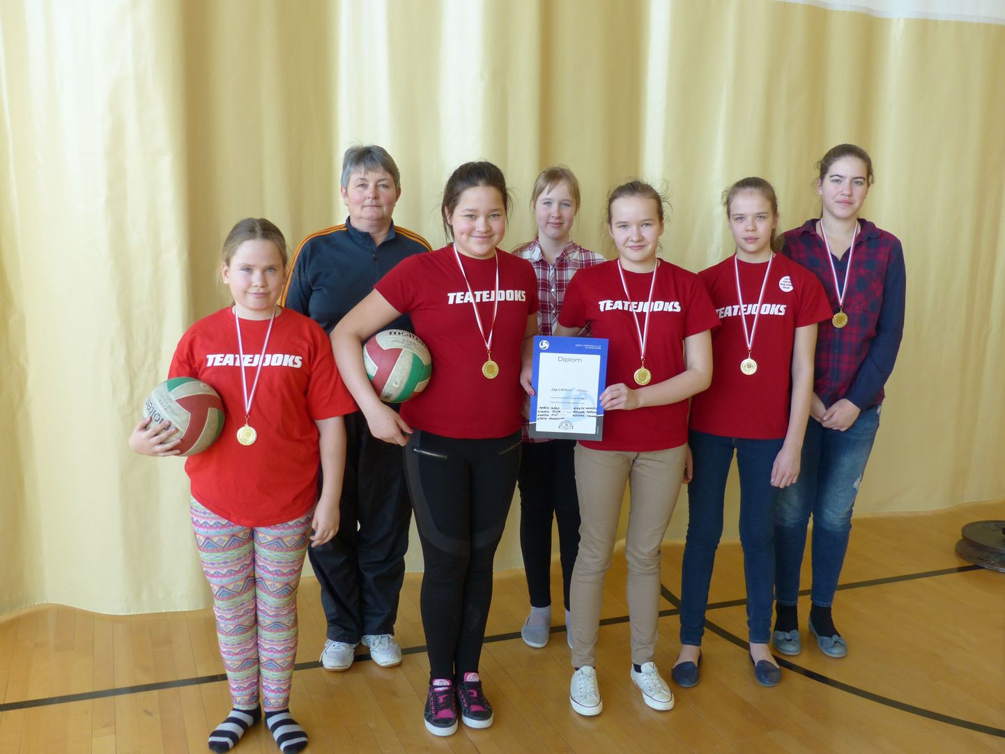 Üheksa võistkonna osavõtul peetud võrkpalli miniliigaturniiri võitis Jakobsoni kooli esindus.