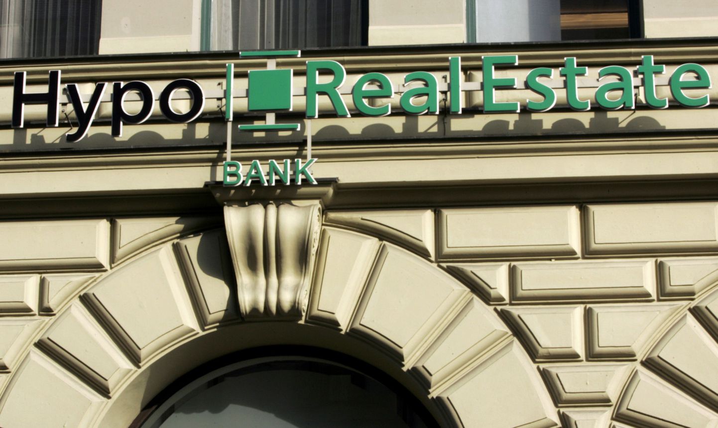 Hypo Real Estate'i logo panga peakorteri sissepääsu kohal Münchenis.