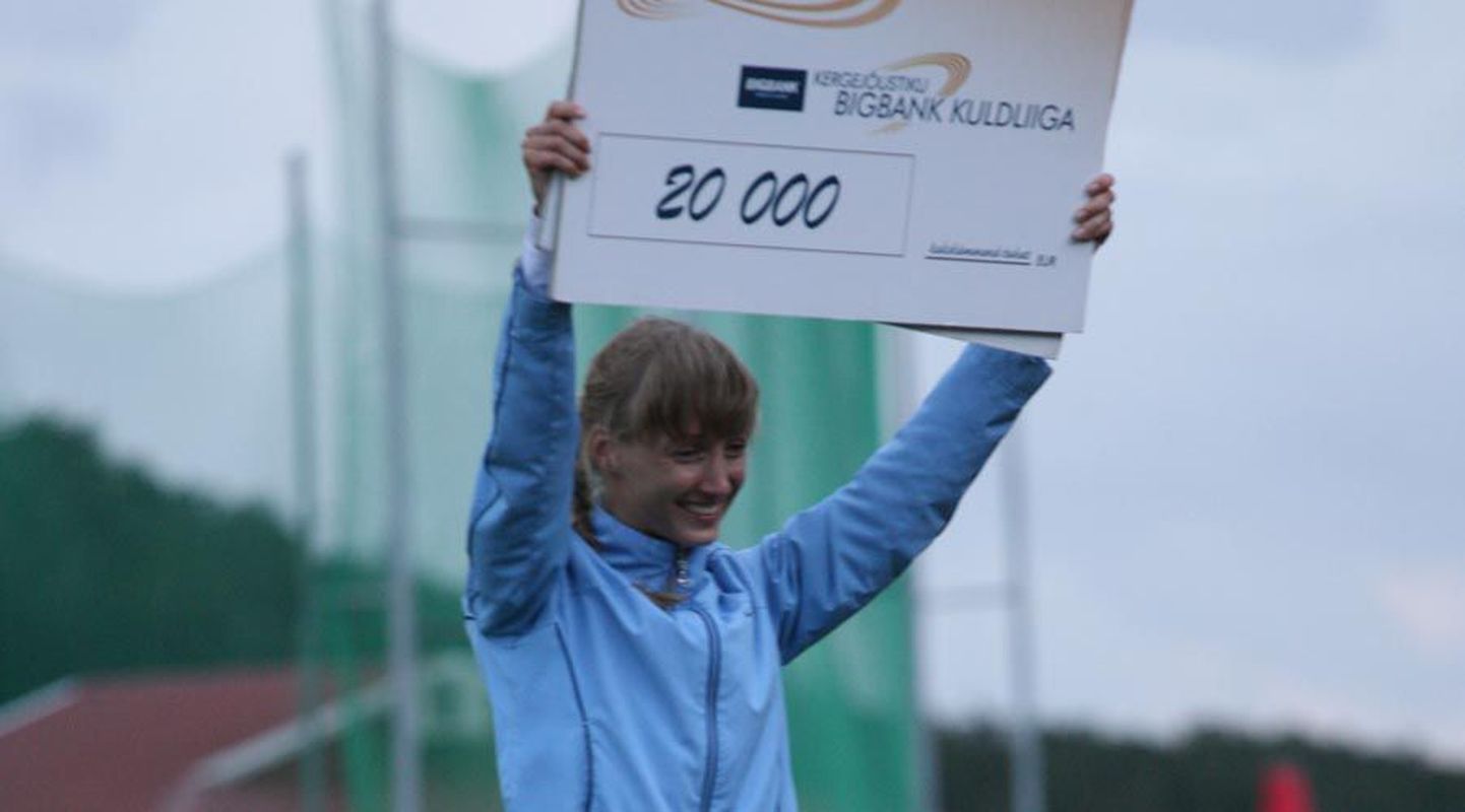 Anna Iljuštšenko uuendas Viljandis kõrgushüppe Eesti rekordit, viies selle 1.96ni ning võttis taas võistlussarja «Bigbank Kuldliiga» peapreemia.