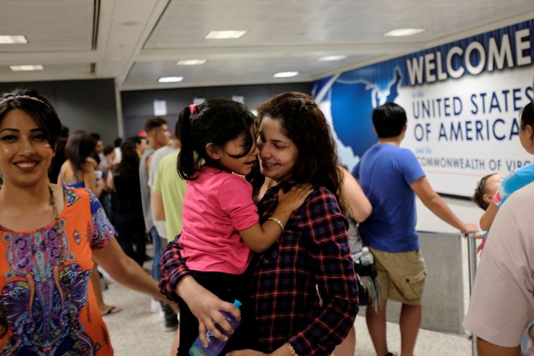 Õgvendatud reisikeelu kehtestamisel taaskohtunud perekond Ühendriikide lennujaamas. Foto: JAMES LAWLER DUGGAN/REUTERS/Scanpix
