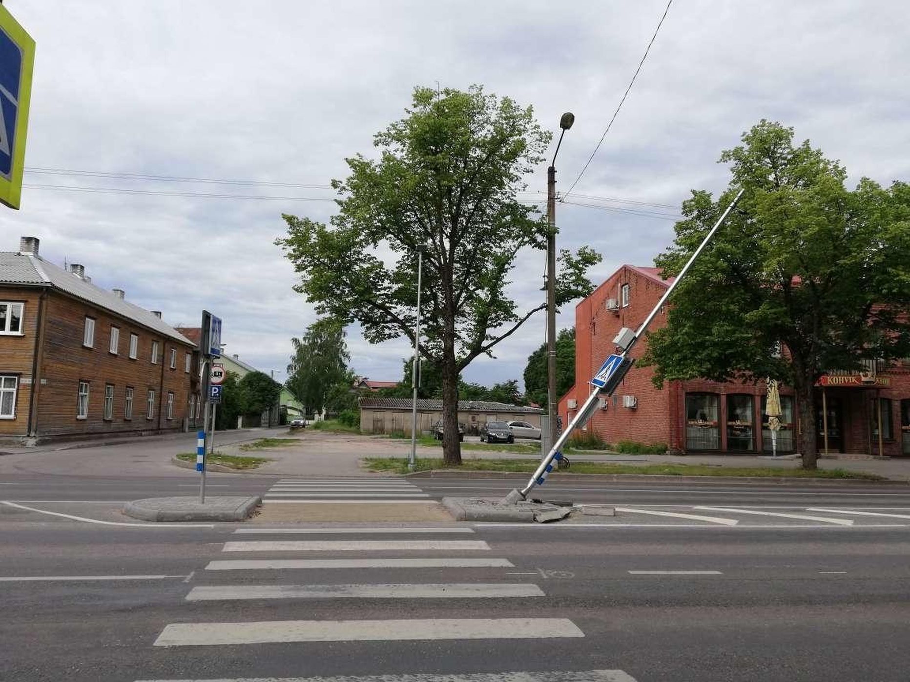 Riia maantee ja Liiva tänava moodsal ülekäigurajal avarii järel kannatada saanud post oli veel täna hommikulgi viltu.