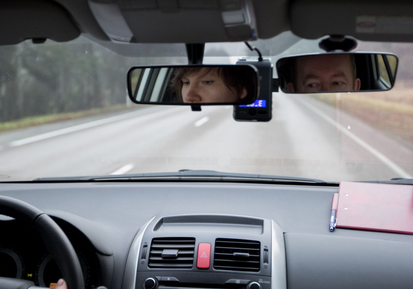 Liiklusregistri Valgamaa büroo juhataja Aivar Tumanovi valvas kotkapilk jälgis eksaminandi igat manööverdust ja liigutust, et veenduda, kas juht on liikluses osalemiseks küps.
