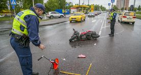 Фото и видео: в Таллинне мотороллер сбил женщину на пешеходном переходе