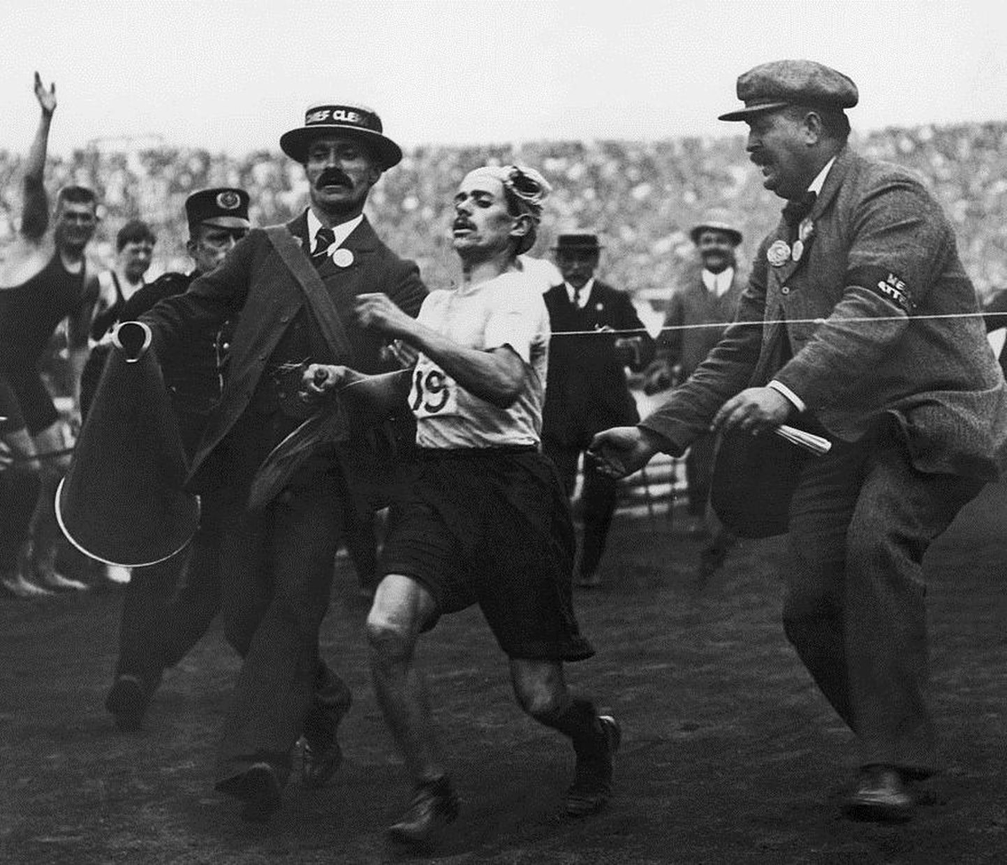 1908. aasta Londoni olümpiamängudel tühistati Dorando Pietri jooks talle viimastel meetritel osutatud abi kasutamise tõttu.