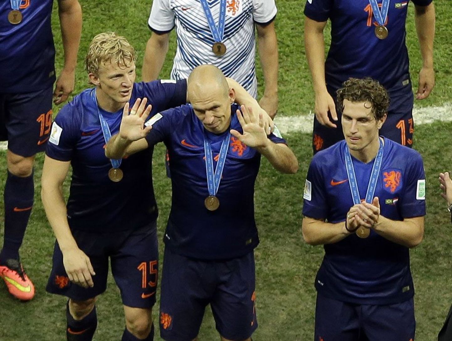 Hollandi koondise ründestaar Arjen Robben (keskel) sai koos kaaslastega pronksimängus veidike lohutust, kui Brasiilia suudeti üle mängida 3:0.