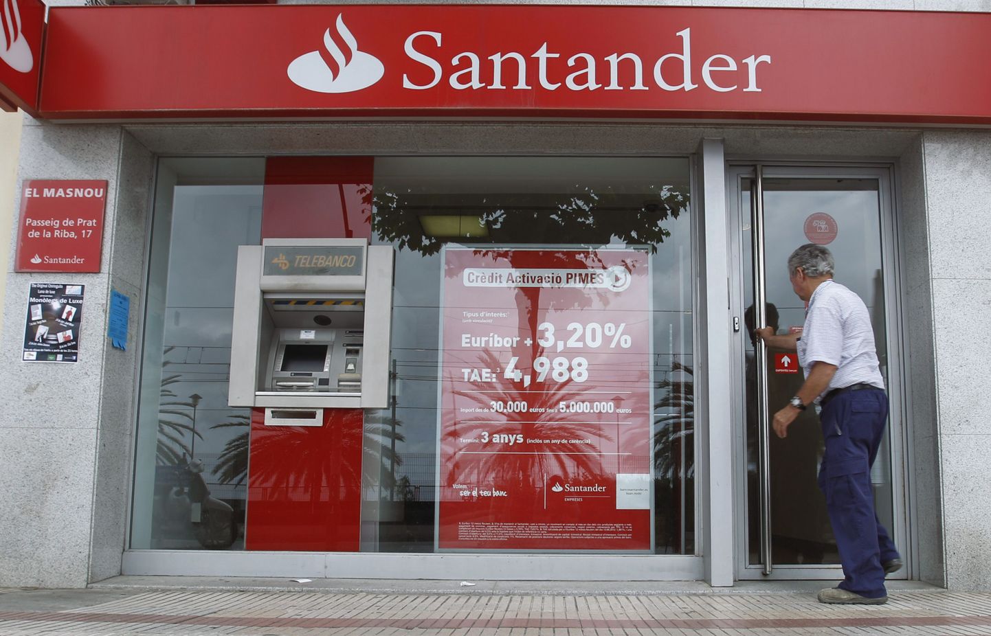 Mees täna Barcelona lähedal Santanderi panga kontorisse sisenemas.