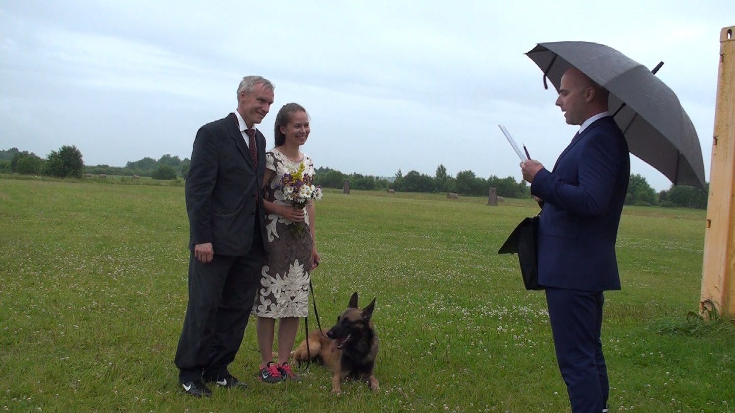 Koerasportlastest Aivo ja Mari Oblikase stiilipuhas abielu registreerimise tseremoonia toimus koerte trenniplatsil