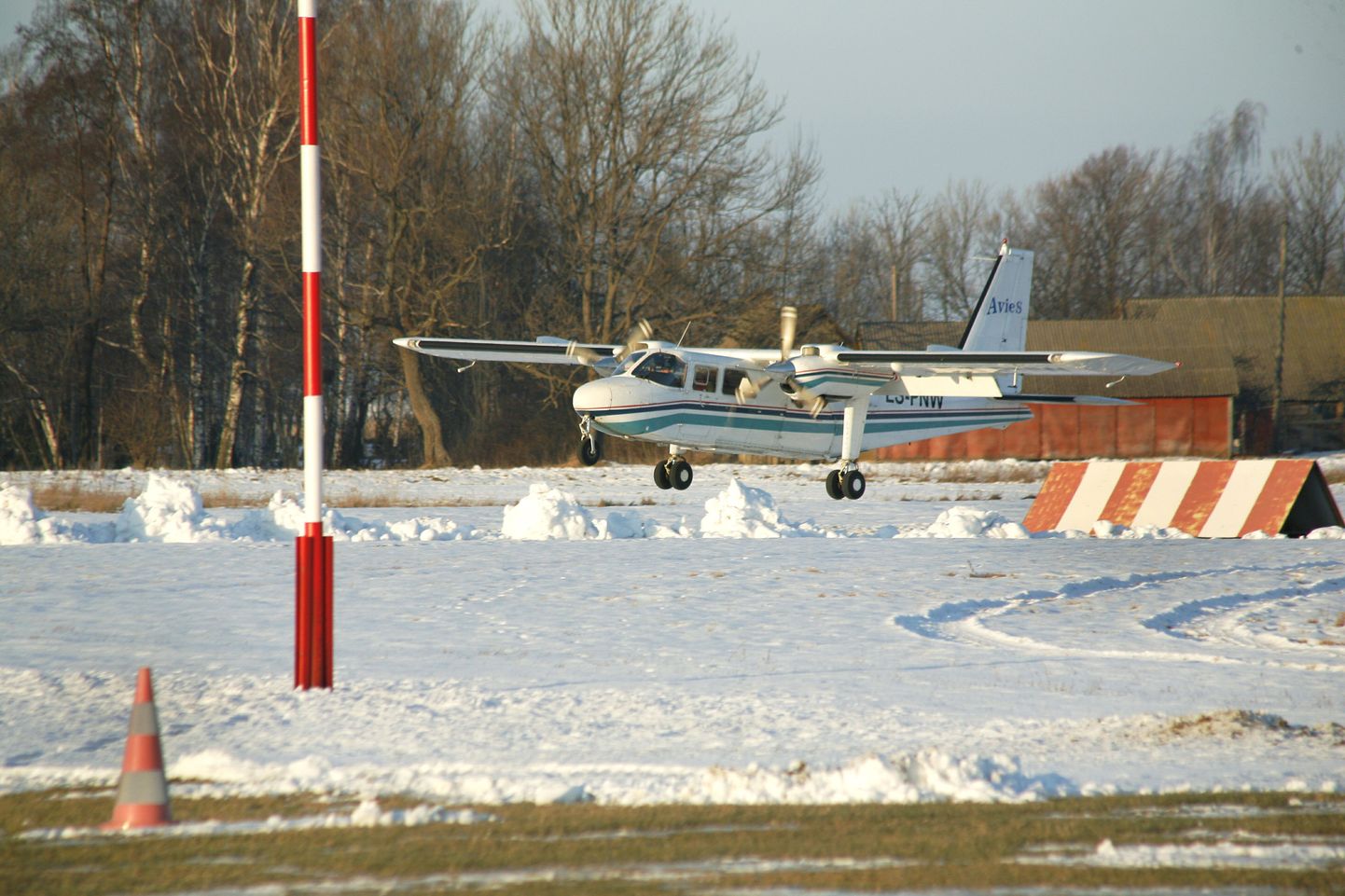 В феврале 2009 года на остров Кихну летал самолет авиакомпании Avies.