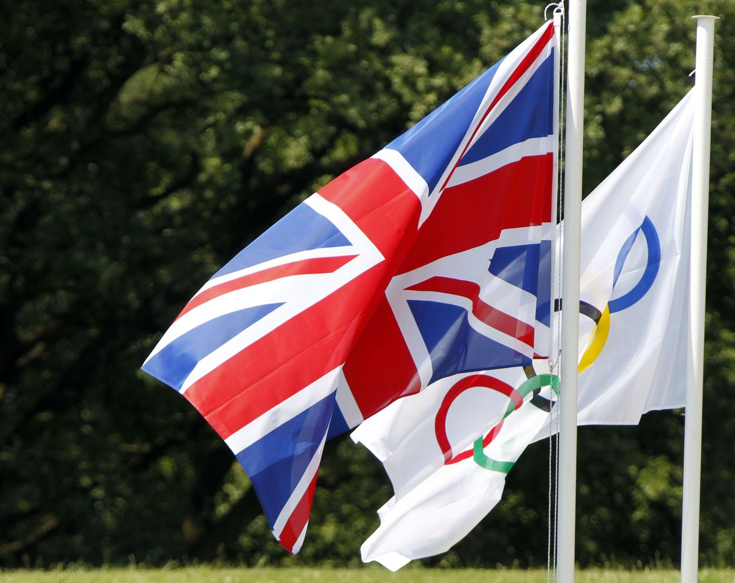 Британский и олимпийский флаги.