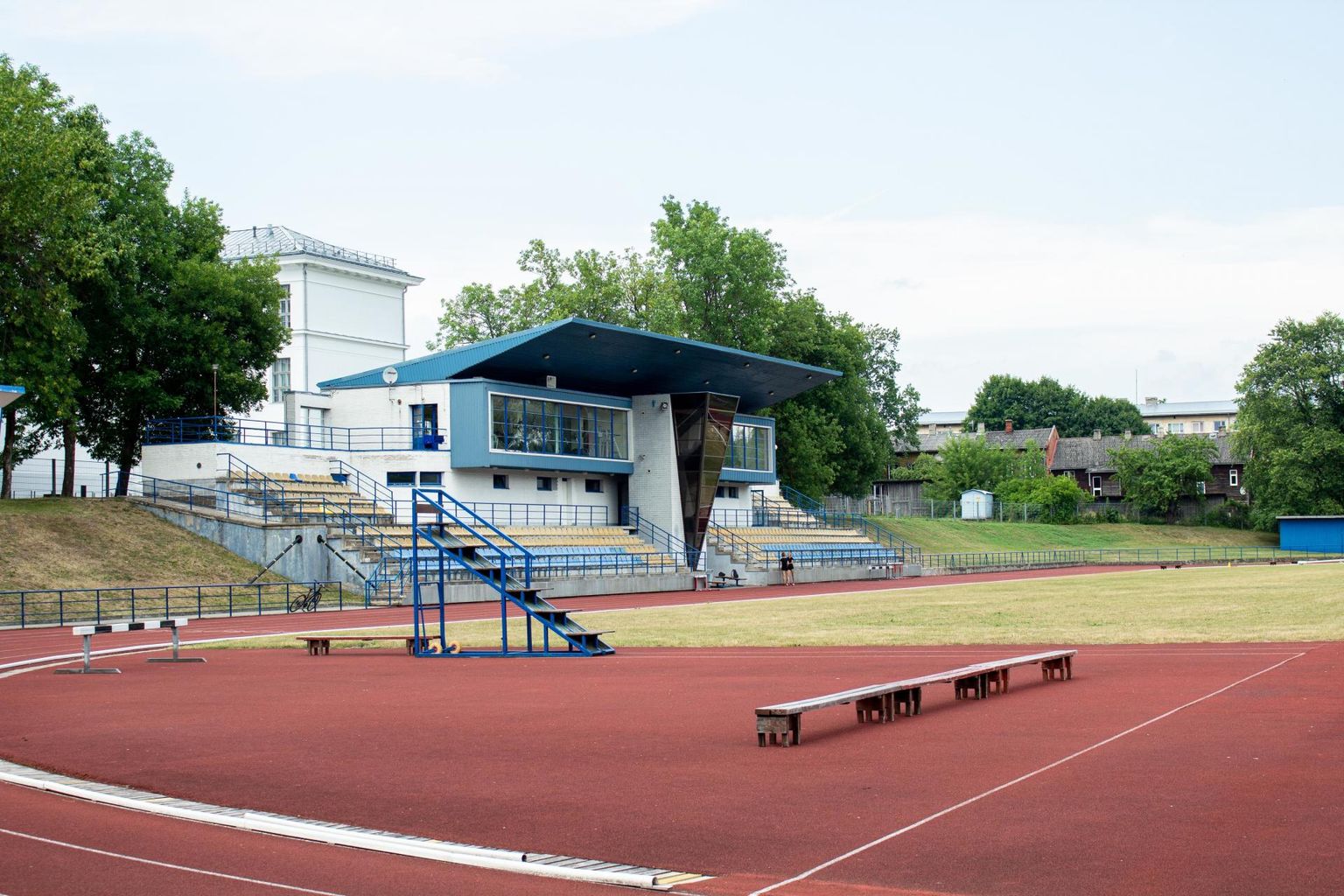 Kava järgi kerkib uus spordihoone Kuperjanovi ja Enno tänava nurgale, praeguse staadionihoone Enno tänava poolsele küljele.