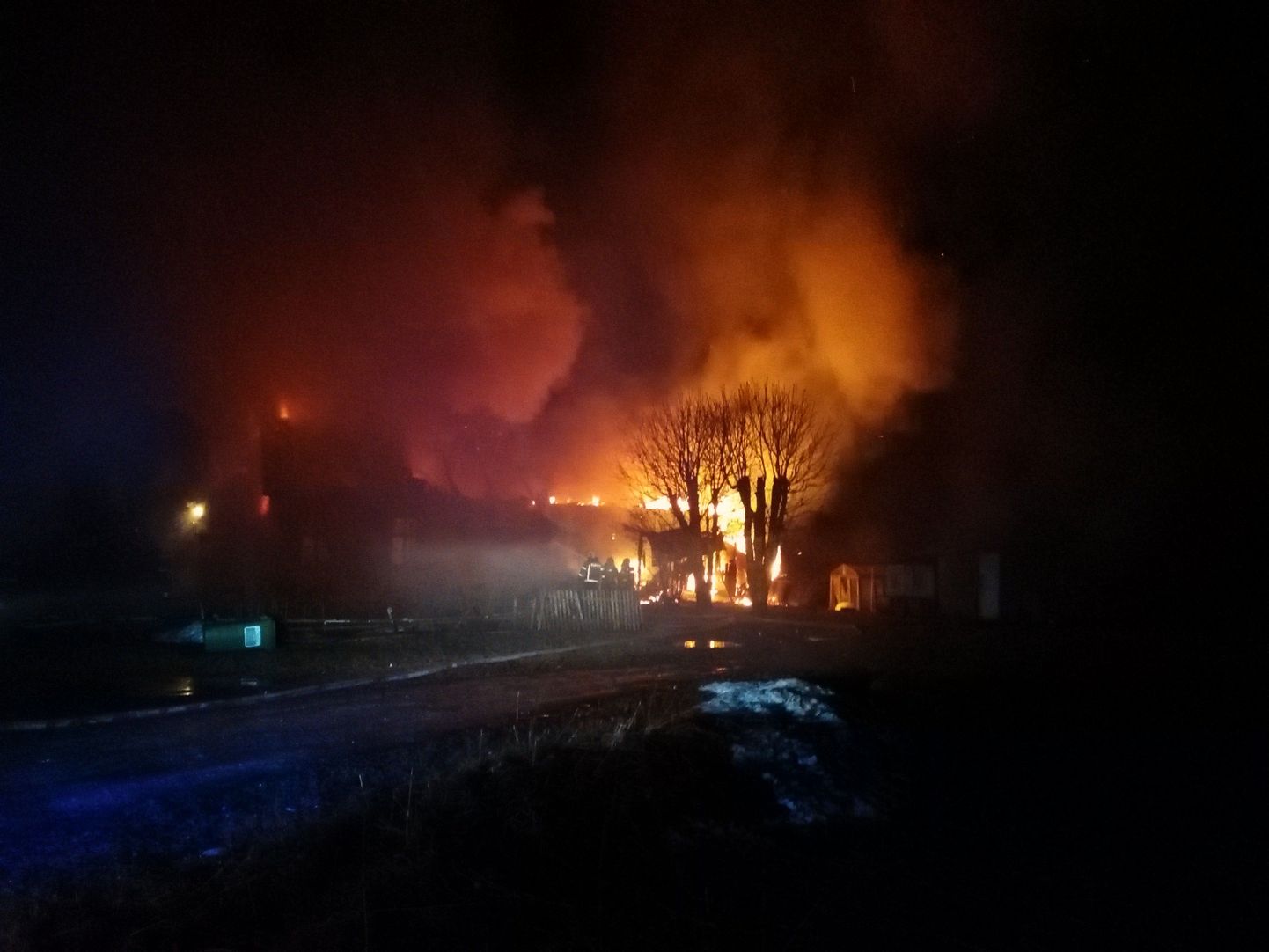 Viljandi vallas Vardja külas põles öösel elumaja, mis oli koduks mitmele perele.