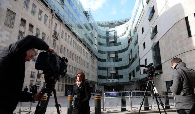 Ajakirjanikud 25. märtsil BBC kontori ees