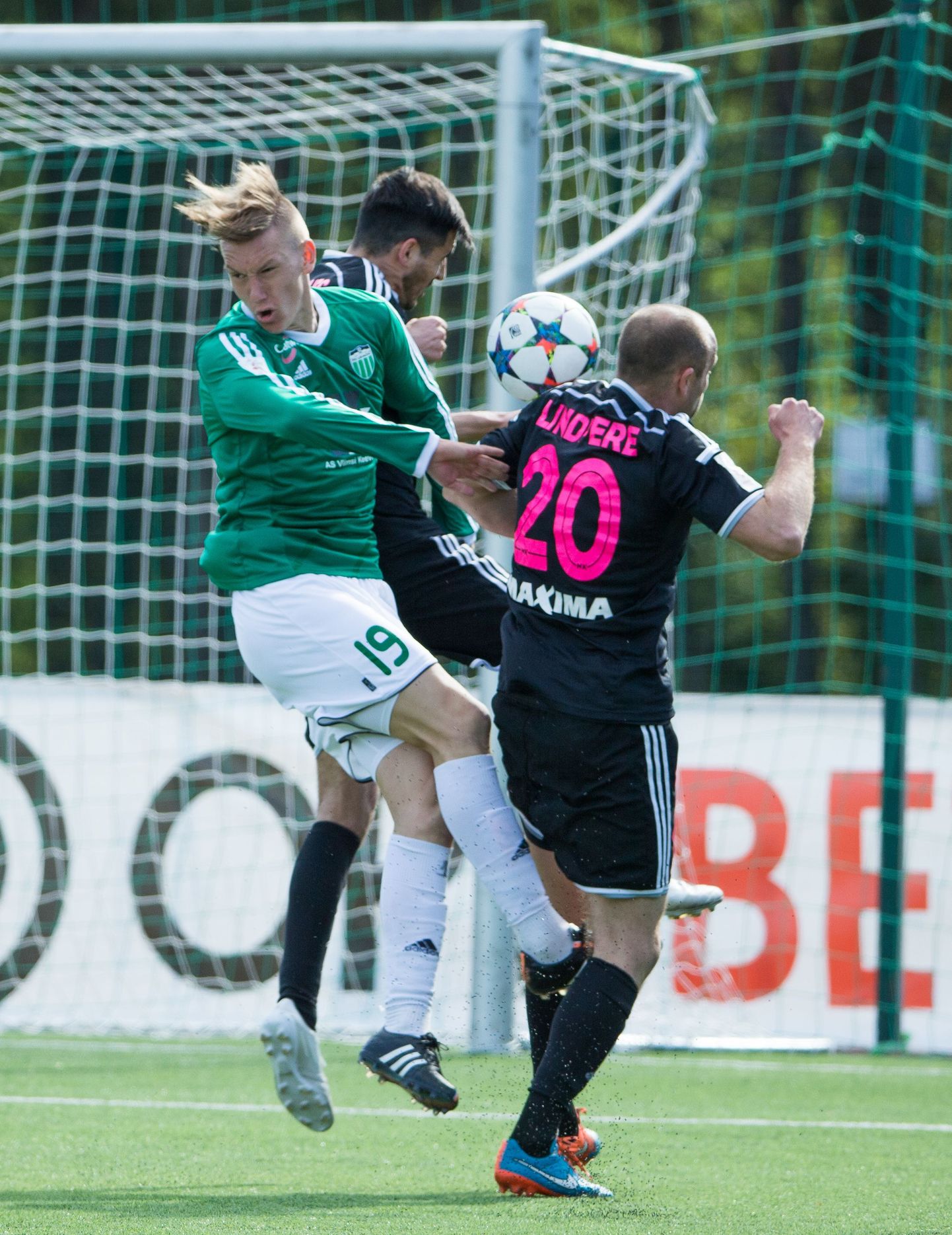 Pärnust pärit jalgpallur Rasmus Peetson (rohelises), kes eelmisel hooajal liitus pealinna FC Levadia meeskonnaga, sai esmakordselt kutse Eesti koondisesse septembri alguses peetavateks EM-valikkohtumisteks Leedu ja Sloveenia koondisega.