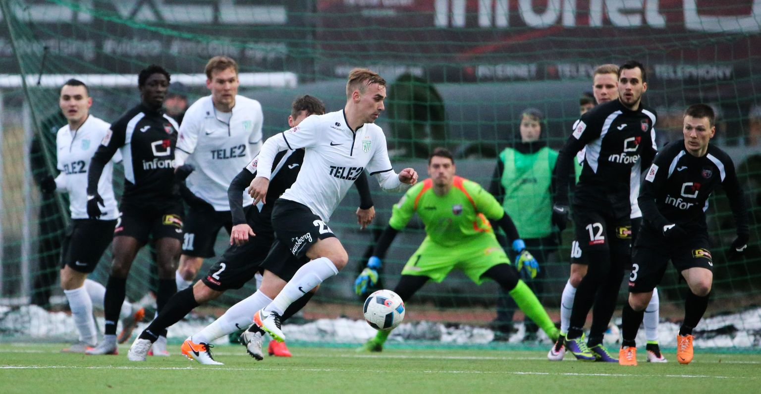 EEsti koondise peatreeneri Magnus Pehrssoni poolt Eesti liiga parimaks mängumeheks tituleeritud floraka Nikita Baranovi (palliga) tegemisi jälgivad samuti tiitlist unistavad FC Infoneti mängijad eesotsas Dmitri Krugloviga (paremal).