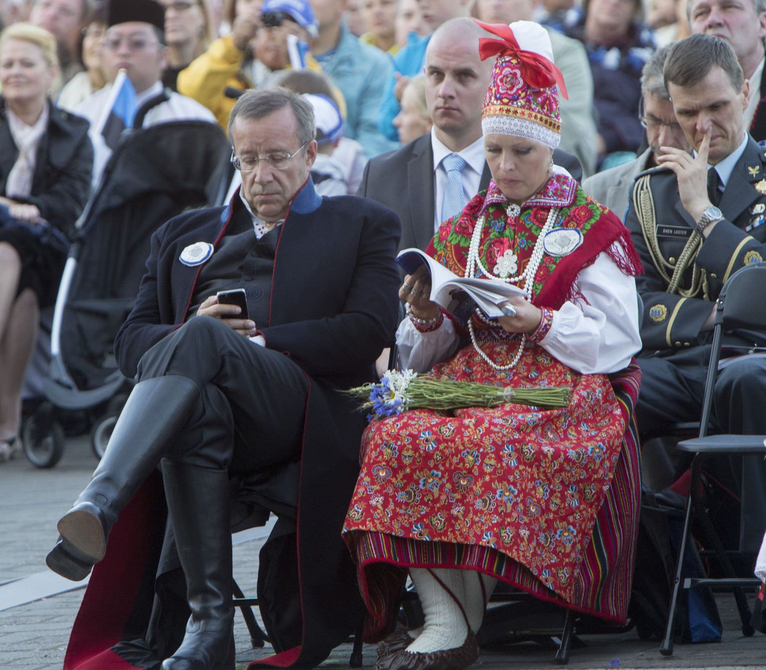 President Toomas Hendrik Ilves nutitelefoniga laulupeol.