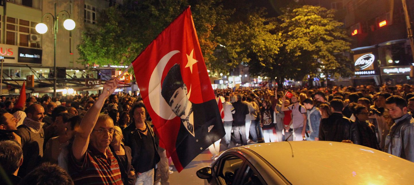 Eile õhtul kogunesid Türgis taas tänavatele lippude ja ilmaliku Türgi riigi asutaja Kemal Atatürki portreedega meeleavaldajad, kes nõudsid praeguse peaministri tagasiastumist.