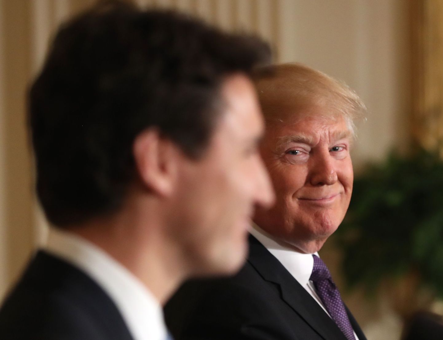Trump naeratab Kanada peaministri Justin Trudeau poole.