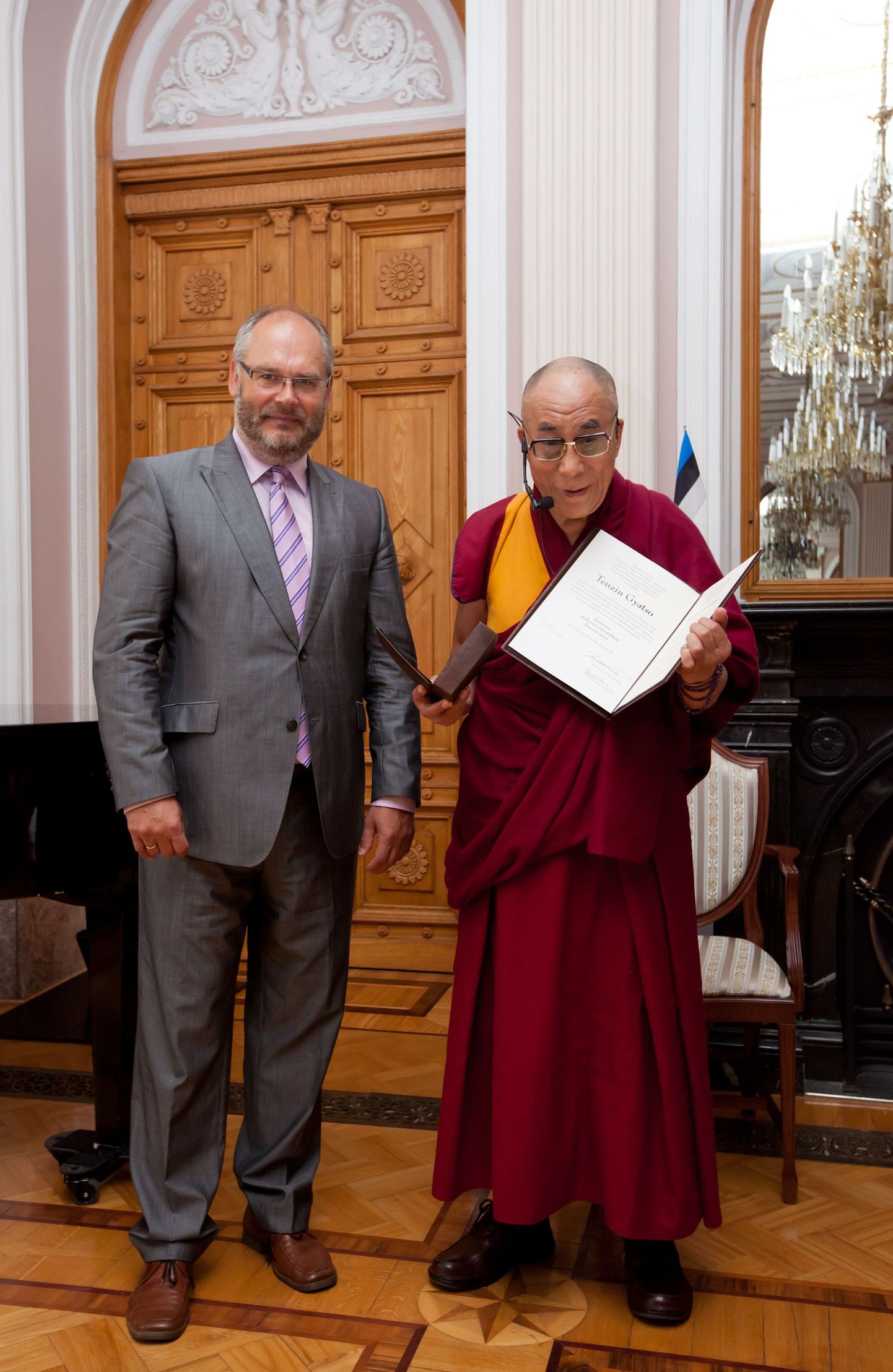 Tartu Ülikooli rektor Alar Karis andis Teaduste Akadeemia saalis dalai-laamale üle audoktori medali