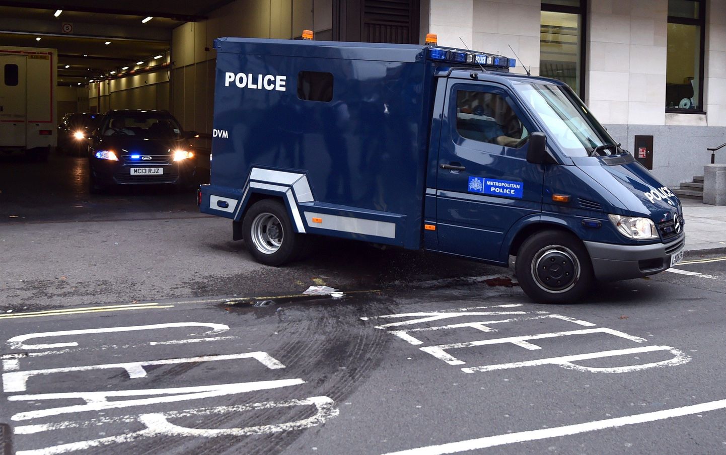 Briti politsei soomustatud kaubik eemaldub Londoni Westminsteri magistraadi kohtushoonest.